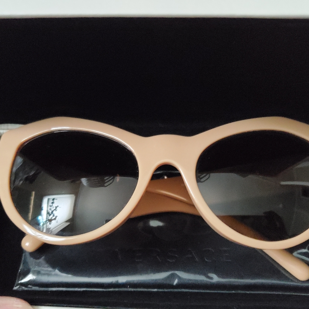 🧡🙂🧡100% authentic versace sunglases